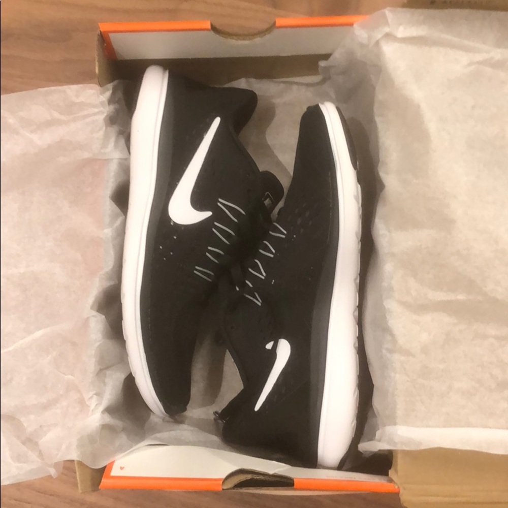 Nike women’s flex 2017 running shoe black size 5